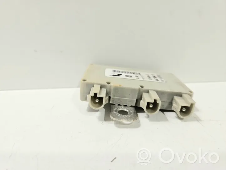 BMW 7 E65 E66 Antenas pastiprinātājs 8368205