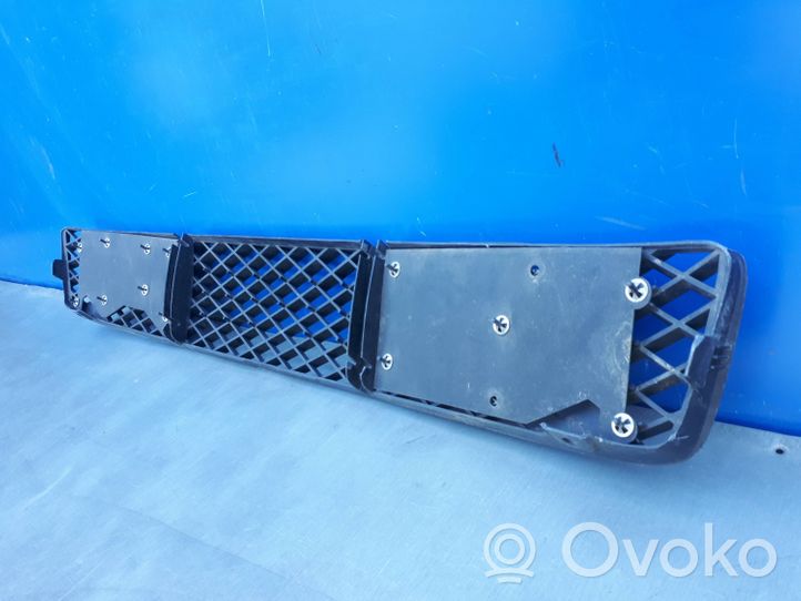 Mazda MPV II LW Grille inférieure de pare-chocs avant LC62501T1