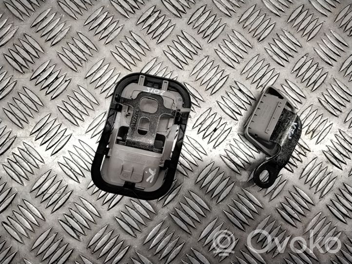 Volvo V70 Tavarahyllyn kannen kannatin 30755121