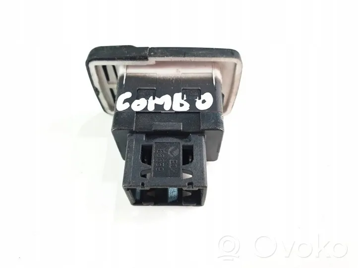 Opel Combo D Gniazdo / Złącze USB 