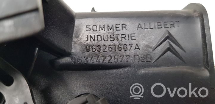 Citroen C5 Kojelaudan sivutuuletussuuttimen kehys 9632616667A