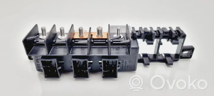 Volkswagen PASSAT B5 Drošinātāju bloks 8L0941822A