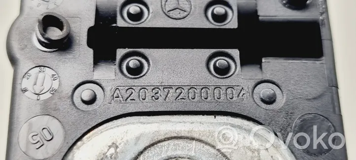 Mercedes-Benz C W203 Rygiel zamka drzwi przednich A2037200004