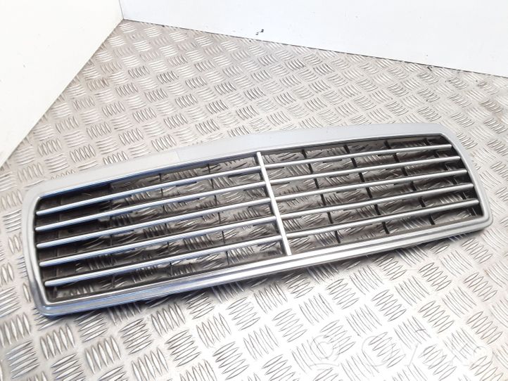 Mercedes-Benz E W210 Maskownica / Grill / Atrapa górna chłodnicy 2108880123