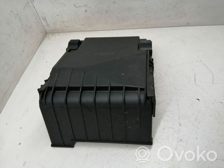 Volkswagen PASSAT CC Fuse box cover 1K0937132