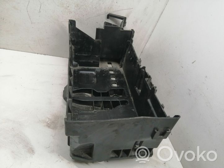Chevrolet Cruze Battery box tray 13354419