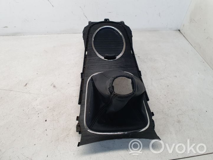 Toyota Avensis T270 Verkleidung Schalthebel (Kunststoff) 5880505080