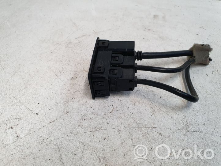 Mitsubishi L200 Gniazdo / Złącze USB T0969TG