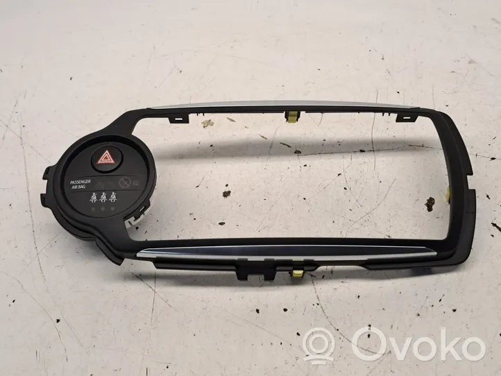 Toyota Yaris Mascherina unità principale autoradio/GPS 864510D030