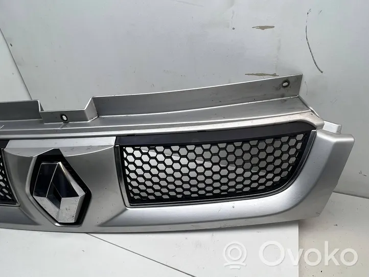 Renault Trafic II (X83) Grille calandre supérieure de pare-chocs avant 7700313438