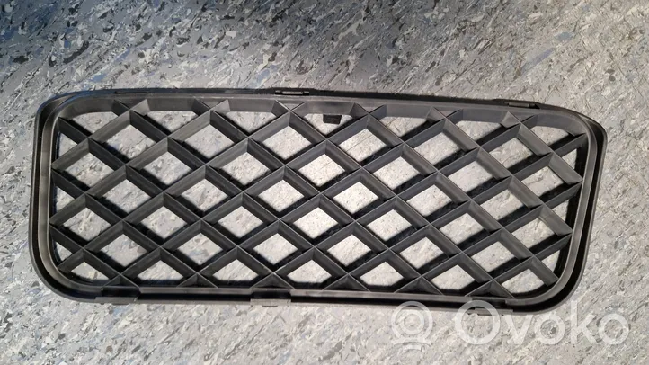 Volkswagen Touareg I Grille inférieure de pare-chocs avant 7L6853677