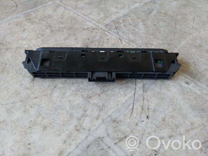 Volkswagen PASSAT B8 Interruttore luci di emergenza 3G2853769A