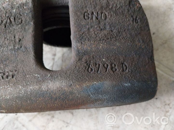 Volkswagen PASSAT B8 Caliper de freno delantero 6798D