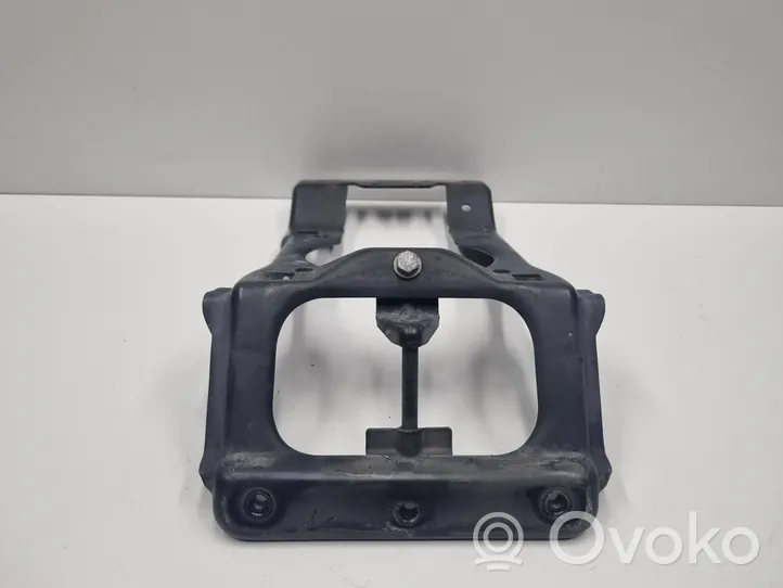 Mercedes-Benz E W211 Staffa del pannello di supporto del radiatore parte superiore 2116201916