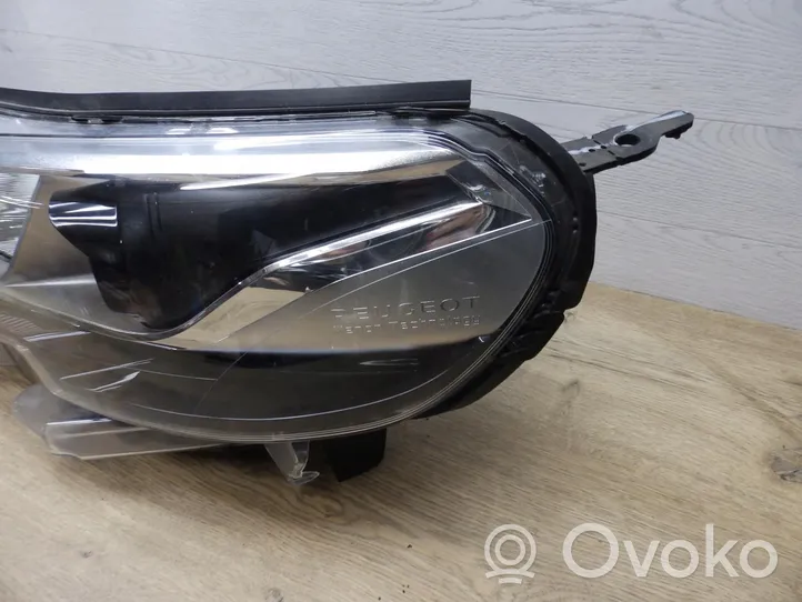 Peugeot Traveller Lampa przednia 9808235780-00