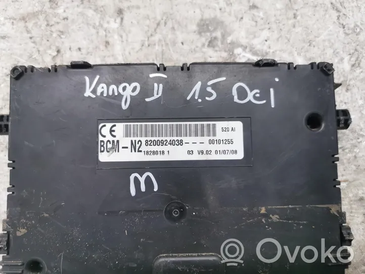 Renault Kangoo II Skrzynka bezpieczników / Komplet 8200924038