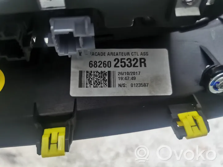 Renault Captur Element deski rozdzielczej / środek 682602532R