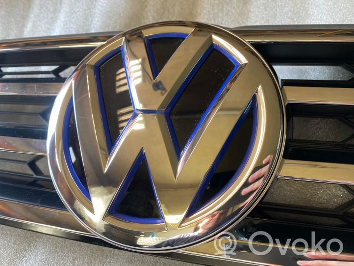 Volkswagen Touareg II Grille calandre supérieure de pare-chocs avant 7P6853651J