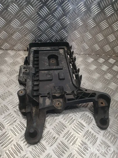 Volkswagen PASSAT B6 Vassoio scatola della batteria 1K0915333C