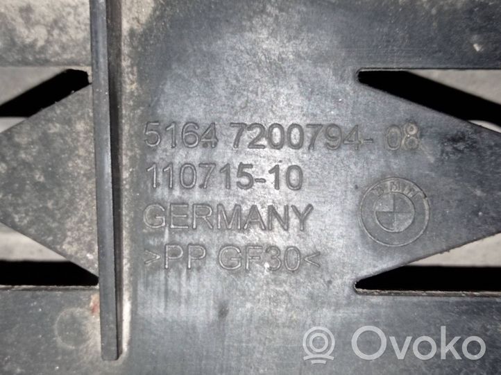 BMW 5 F10 F11 Uchwyt / Mocowanie lampy przedniej 51647200794