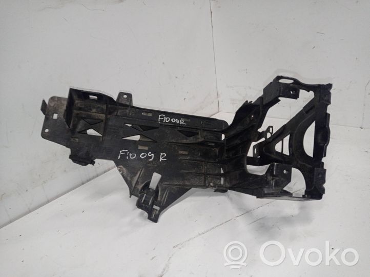 BMW 5 F10 F11 Priekšējā luktura turētājs 51647200794