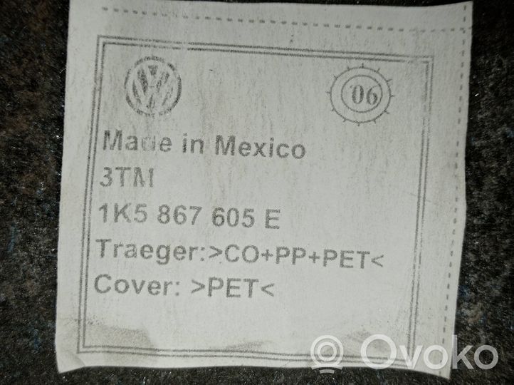 Volkswagen Jetta V Moldura de la puerta/portón del maletero 1K5867605E