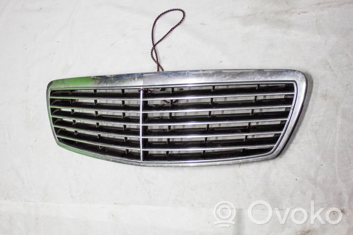 Mercedes-Benz E W211 Griglia anteriore A2118800583