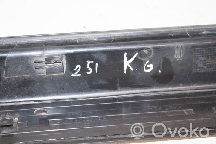 Mercedes-Benz R W251 Takaoven kynnyksen suojalista A2516800535