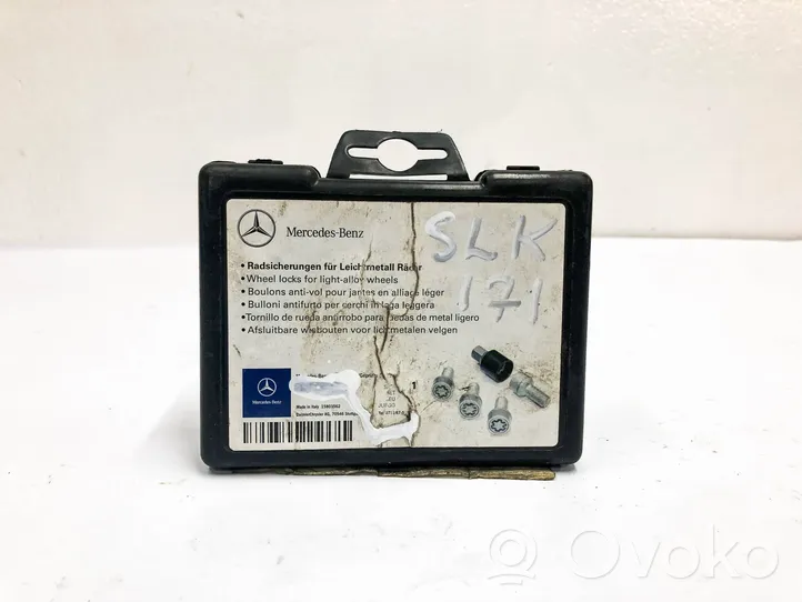 Mercedes-Benz SLK R171 Vanteiden varkaudenestomutterit ja avainhylsy 15803562