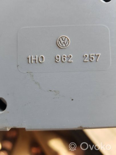 Volkswagen PASSAT B4 Pompe à vide verrouillage central 1H0962257