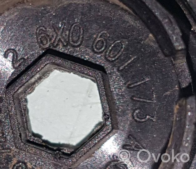 Volkswagen PASSAT B6 Ohjauspyörän mutterin suojakansi 6x0601173a