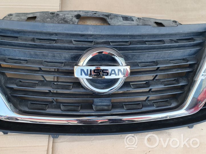 Nissan NP300 Grille calandre supérieure de pare-chocs avant 623109057R