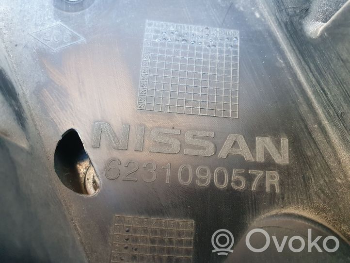 Nissan NP300 Etupuskurin ylempi jäähdytinsäleikkö 623109057R