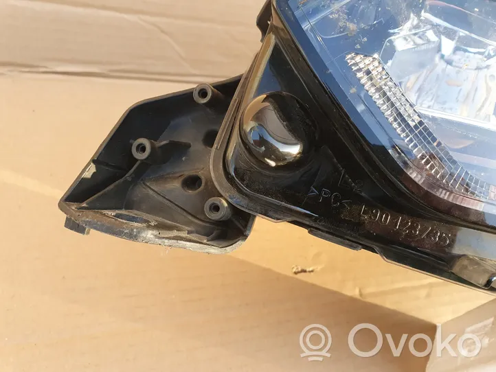 Peugeot 208 Lampa przednia 9833036380