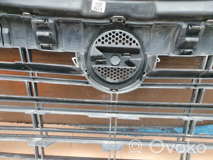 Renault Master III Front bumper upper radiator grill 623108942R