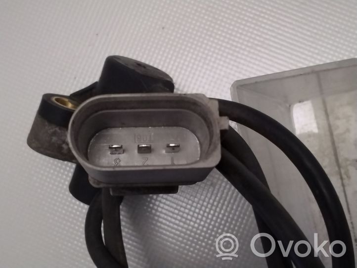 Audi A4 S4 B5 8D Kloķvārpstas apgriezienu sensors 0281002