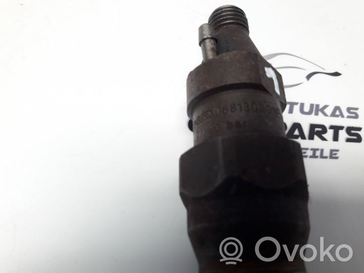 Volkswagen PASSAT Fuel injector 068130201E