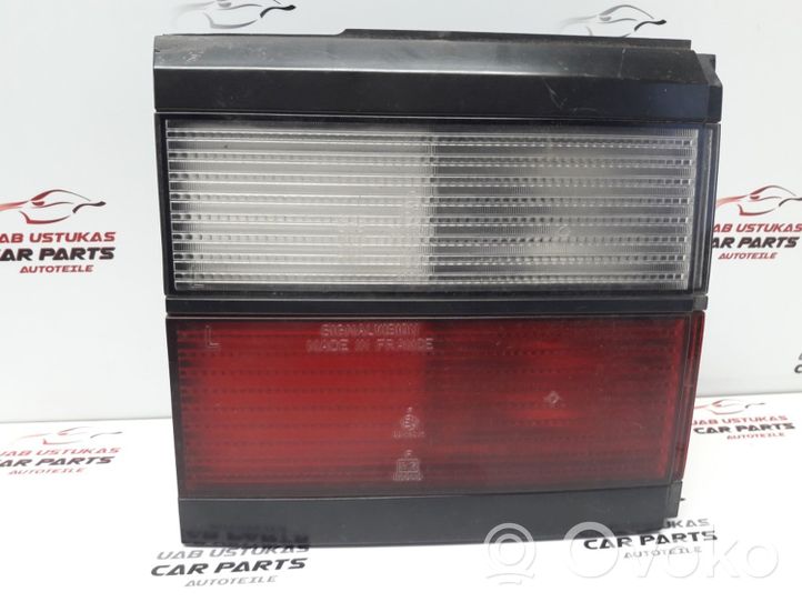 Volkswagen PASSAT B3 Lampy tylnej klapy bagażnika 333945107