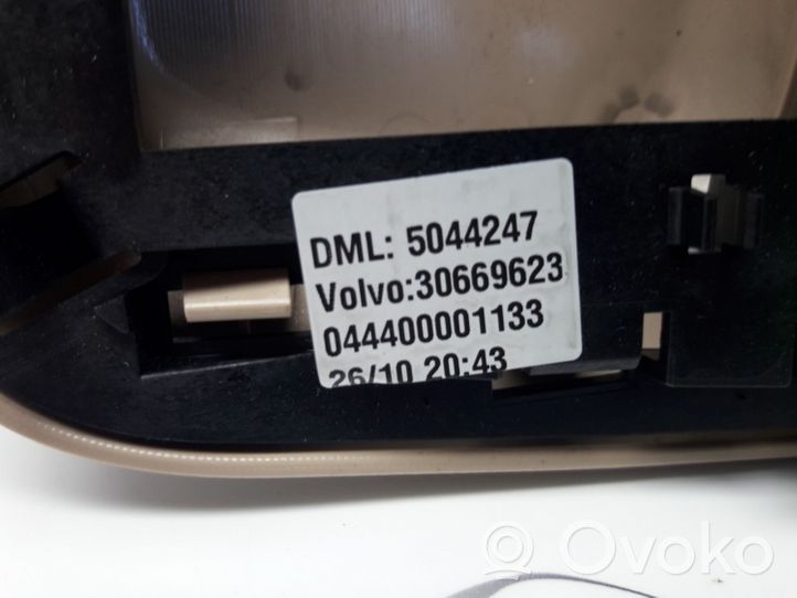 Volvo V70 Фонарь освещения передних мест 30669623