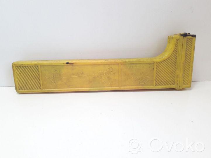 Volvo S70  V70  V70 XC Triangle d'avertissement 27R0392051