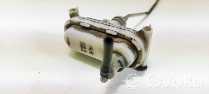 Volkswagen PASSAT B4 Motorino della chiusura centralizzata 3A5862159A