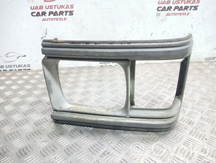 Ford E100 Moulure sous phares 0410575L