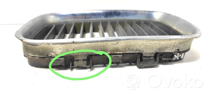 BMW 3 E36 Griglia superiore del radiatore paraurti anteriore 8122237