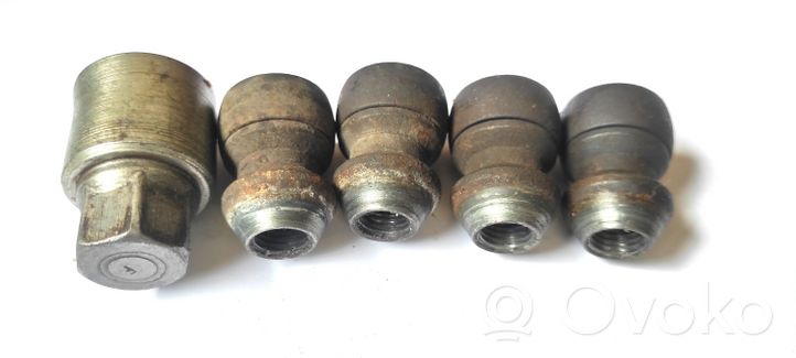 Chevrolet Captiva Anti-theft wheel nuts and lock 