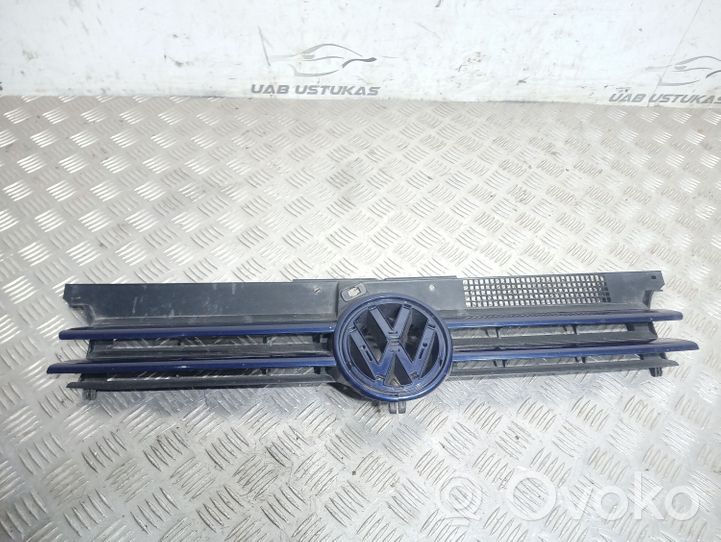 Volkswagen Golf IV Grotelės viršutinės 1J0853655G