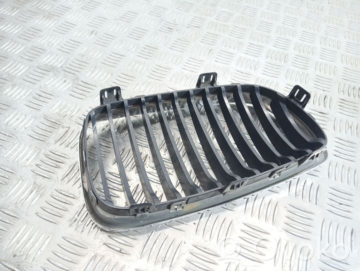 BMW 1 E81 E87 Grille calandre supérieure de pare-chocs avant 7179655