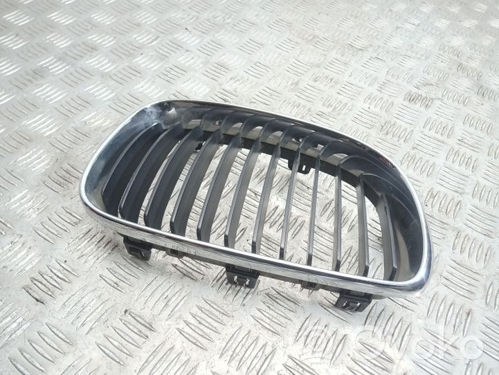 BMW 1 E81 E87 Grille calandre supérieure de pare-chocs avant 716640