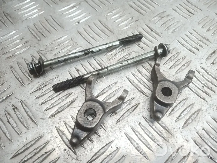 Toyota Corolla Verso E121 Support de pince d'injecteur de carburant 