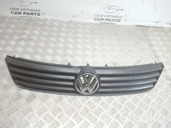 Volkswagen PASSAT B5 Etupuskurin ylempi jäähdytinsäleikkö 3B0853653C