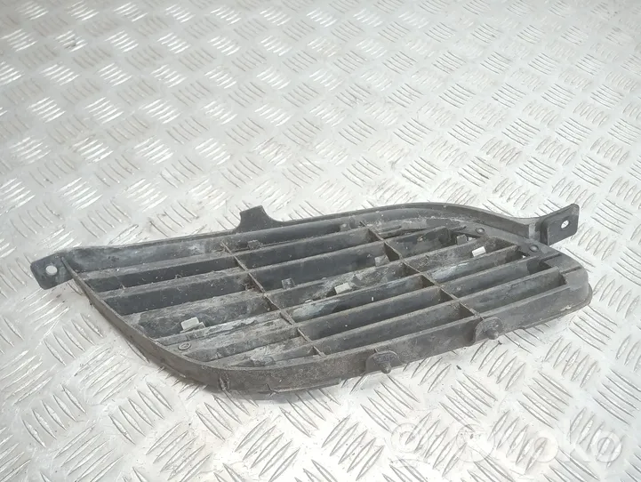 Nissan Almera Tino Grille calandre supérieure de pare-chocs avant 